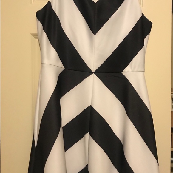 Gorgeous sleeveless dress - Picture 2 of 8